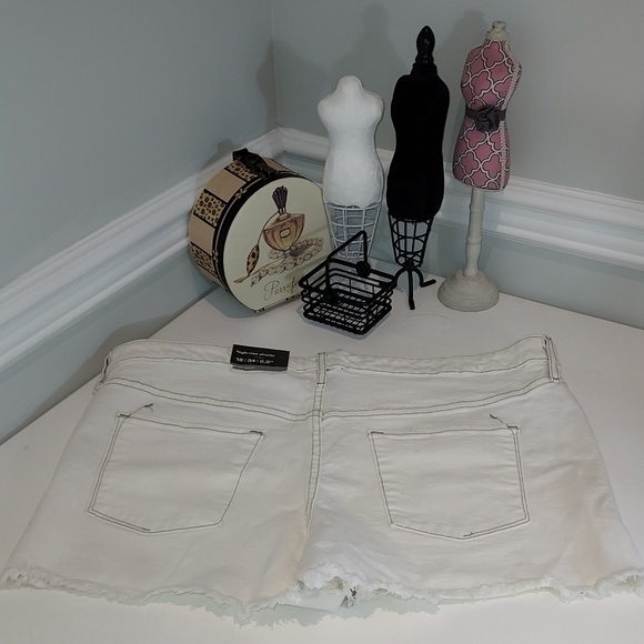 Massimo Off White High Rise Power Stretch Button Fly Jean Shorts NWT - Picture 4 of 5